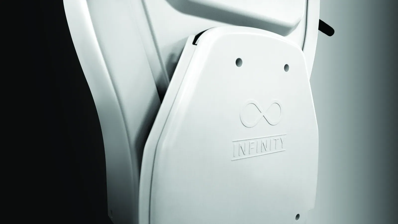 Seitenverkleidung eines aufbereiteten Treppenlifts mit eingeprägtem Schriftzug Infinity